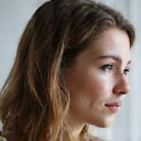 Donna pensierosa, serena e calma